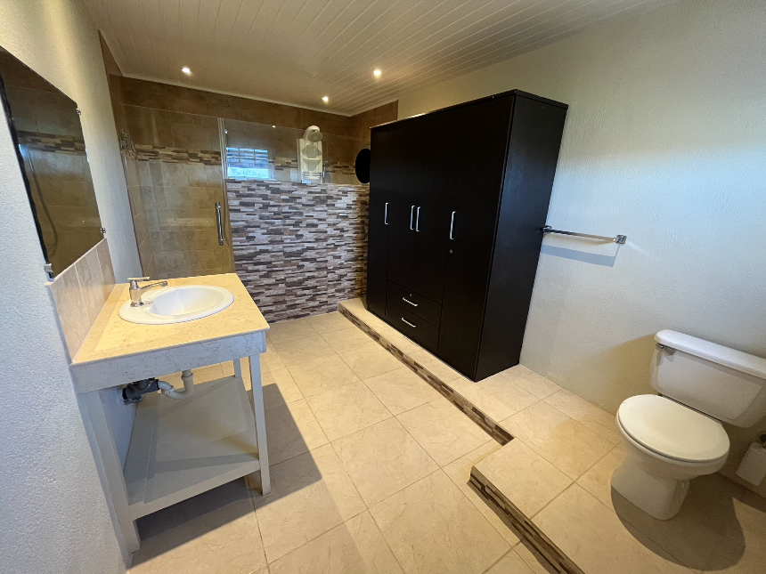 large Bathroom at Sero Pita 52-K Residence ❤️